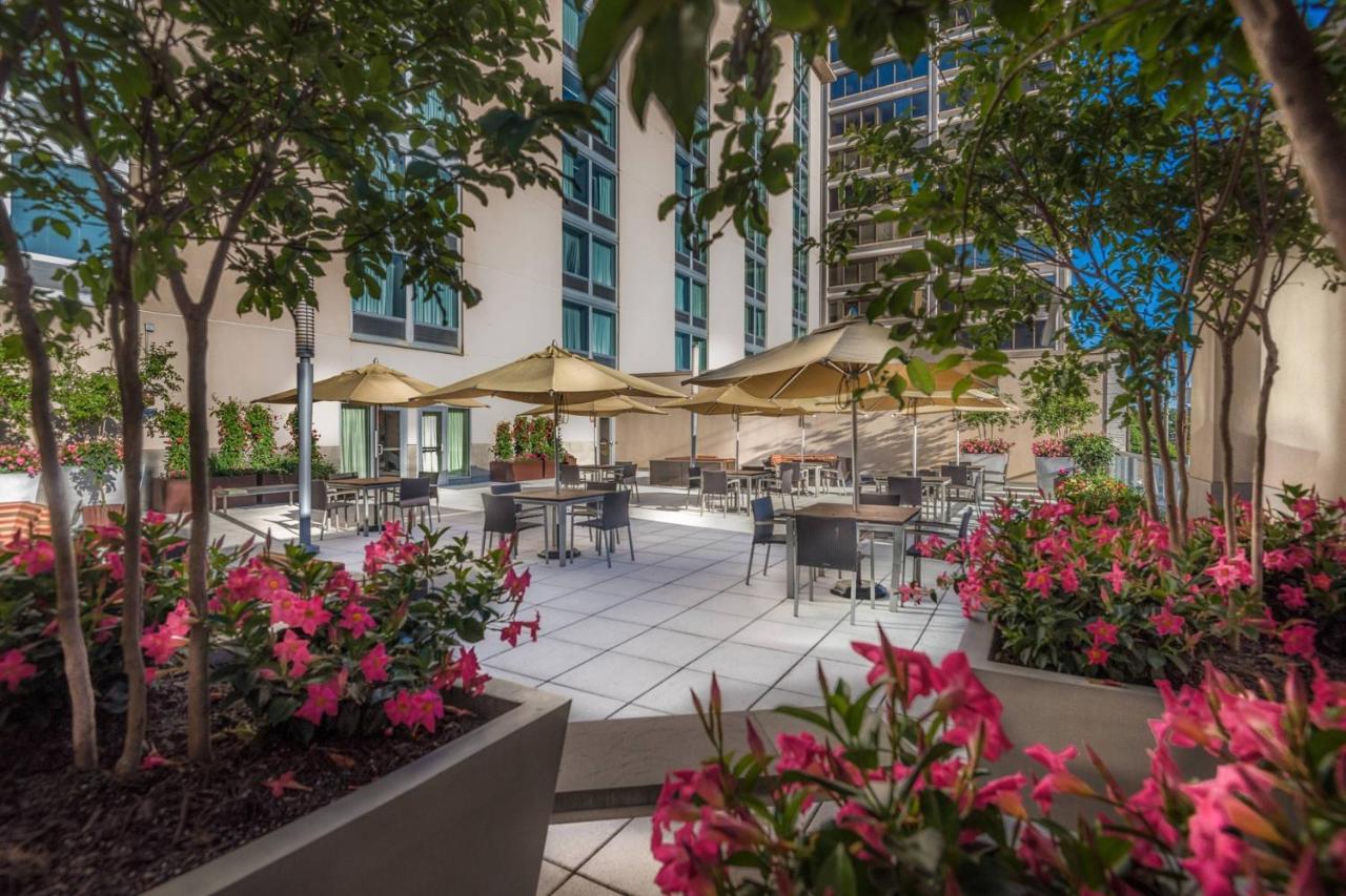 Courtyard By Marriott Bethesda Chevy Chase Hotel Екстериор снимка