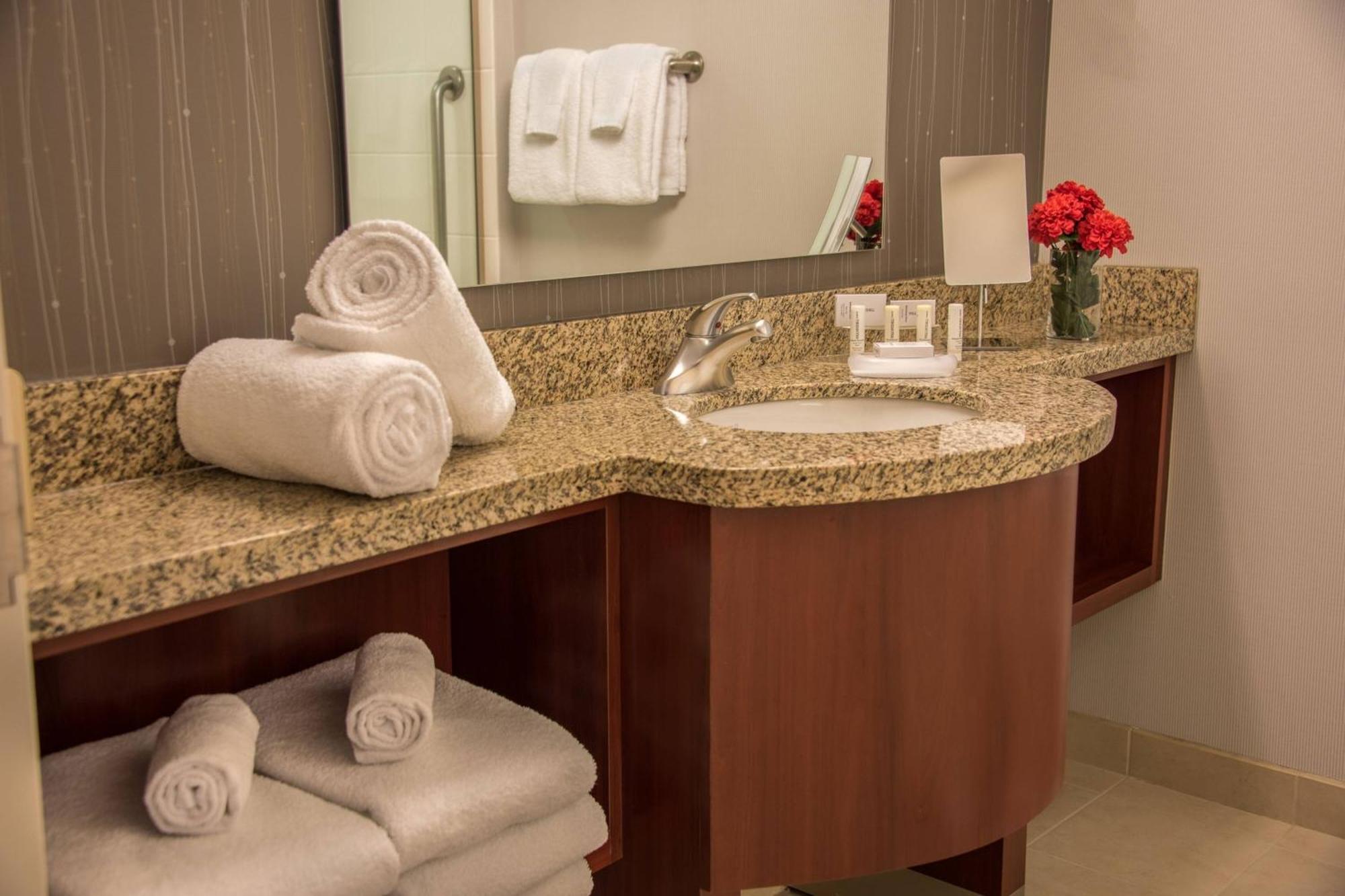 Courtyard By Marriott Bethesda Chevy Chase Hotel Екстериор снимка