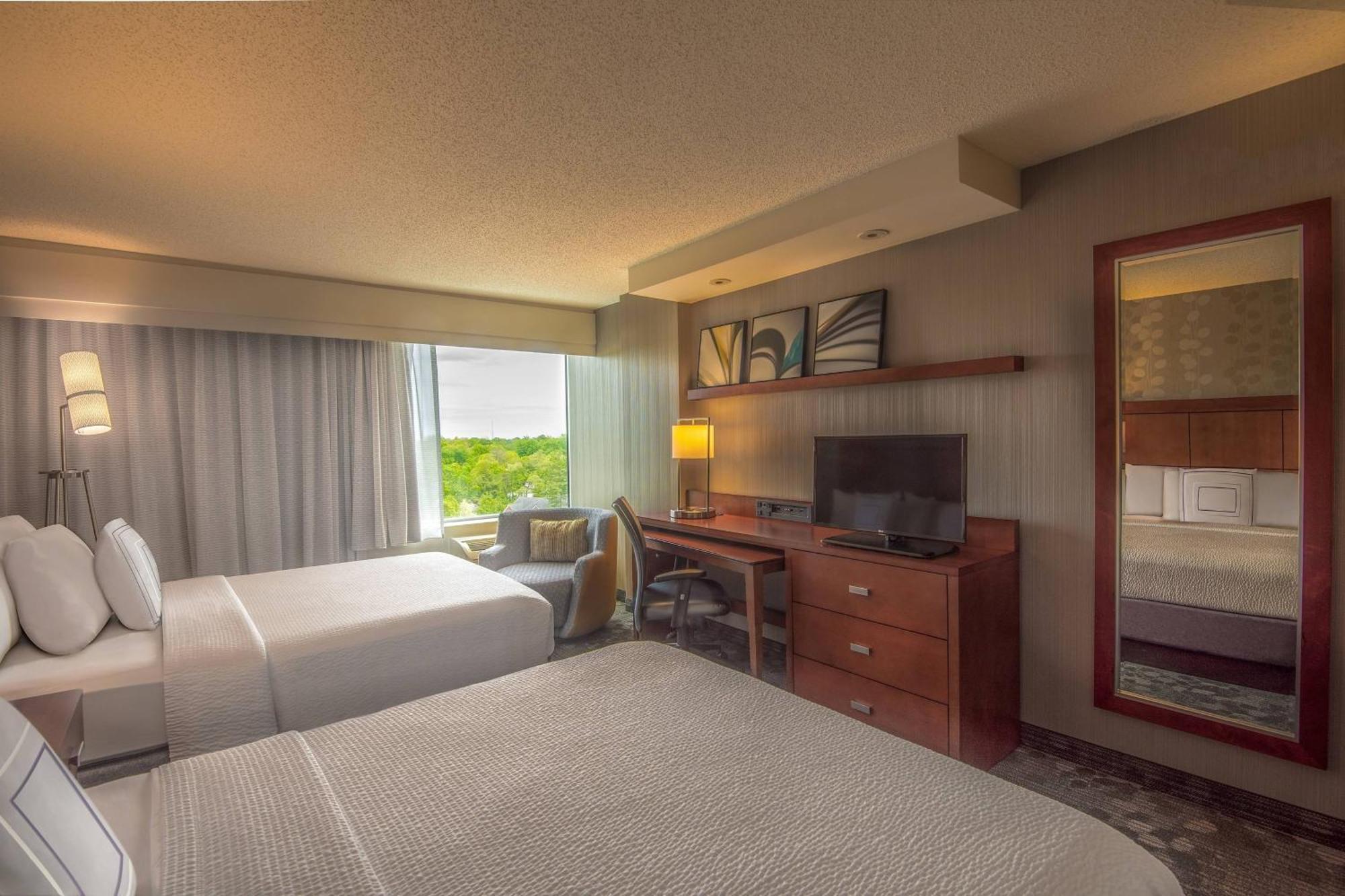 Courtyard By Marriott Bethesda Chevy Chase Hotel Екстериор снимка