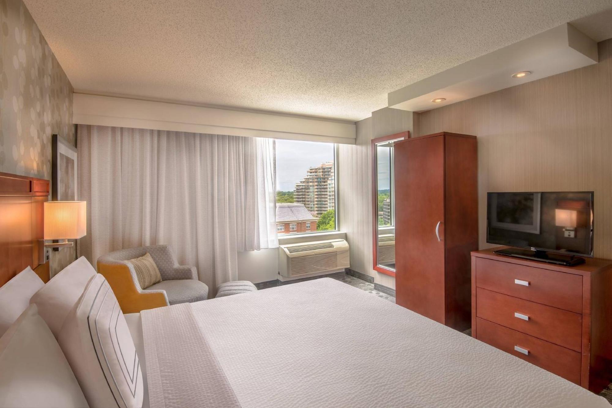 Courtyard By Marriott Bethesda Chevy Chase Hotel Екстериор снимка