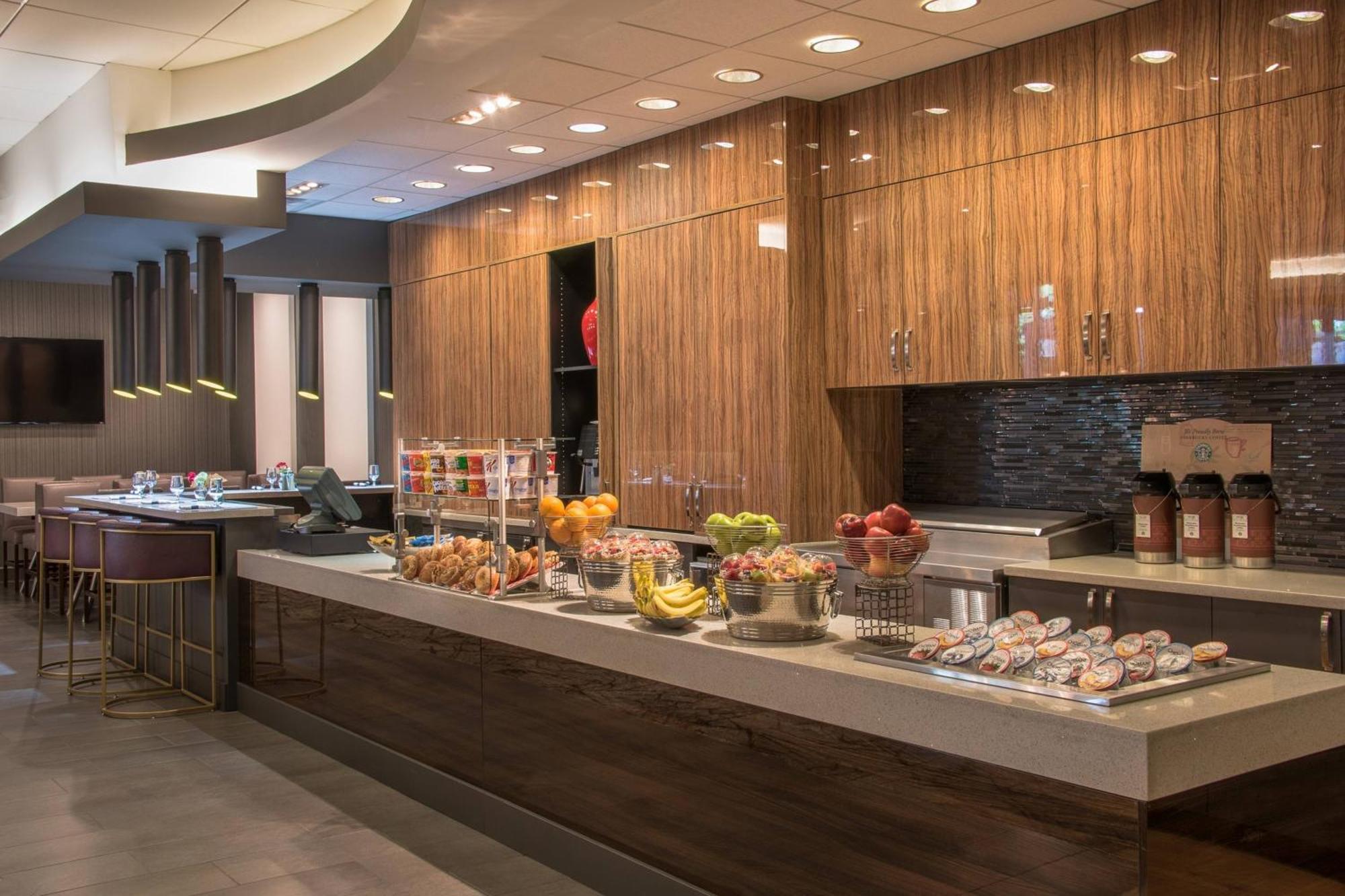 Courtyard By Marriott Bethesda Chevy Chase Hotel Екстериор снимка