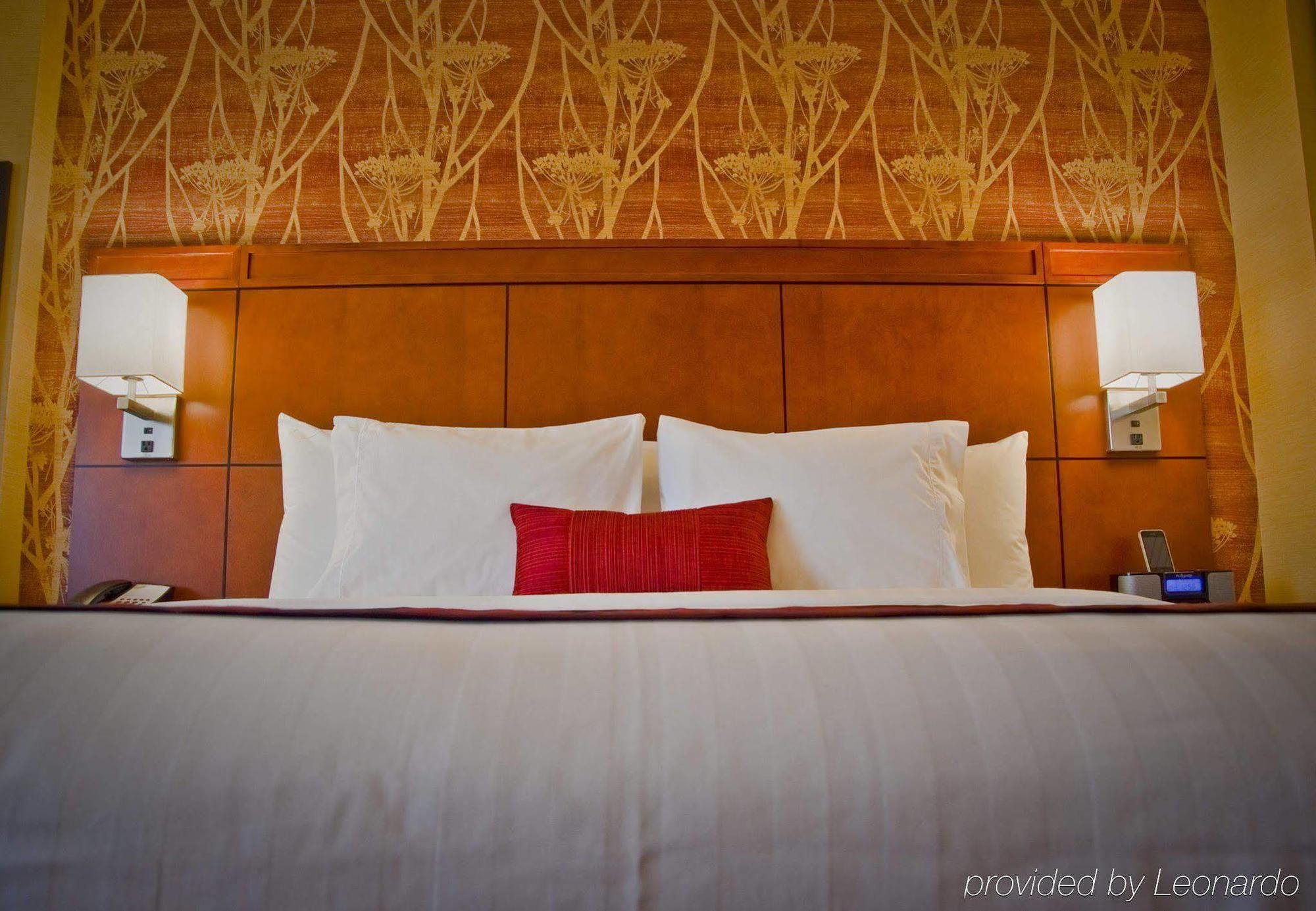 Courtyard By Marriott Bethesda Chevy Chase Hotel Екстериор снимка
